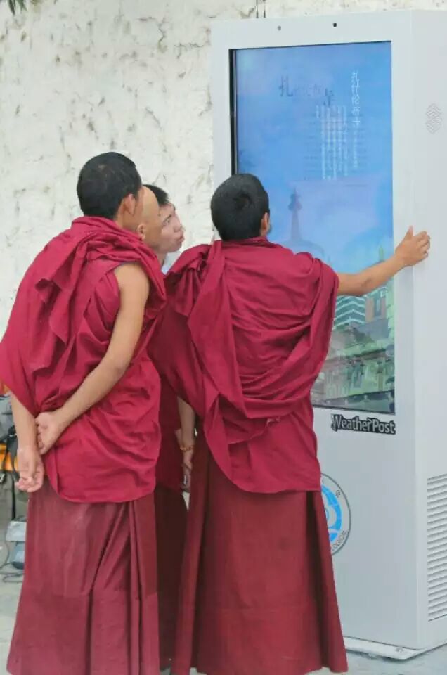 青海チベット高原に屋外液晶ディスプレイを設置